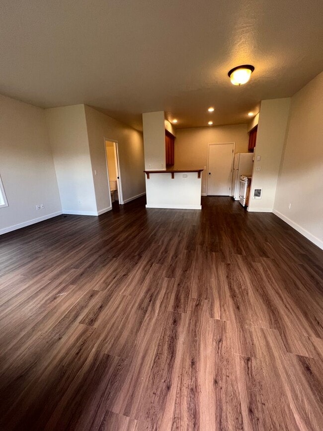 Building Photo - 3-bedroom 2 1/2-bathroom duplex