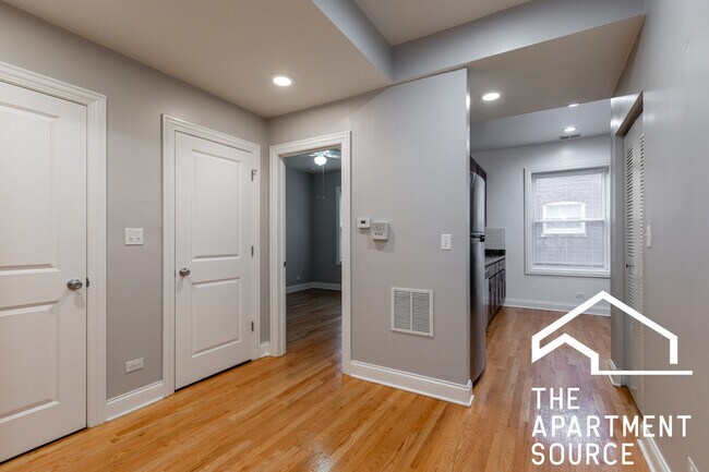 Building Photo - 4502 N Sheridan Rd