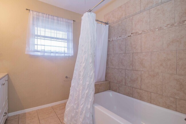 Building Photo - SOUTH HILLS Home on Large Corner Lot!!!!