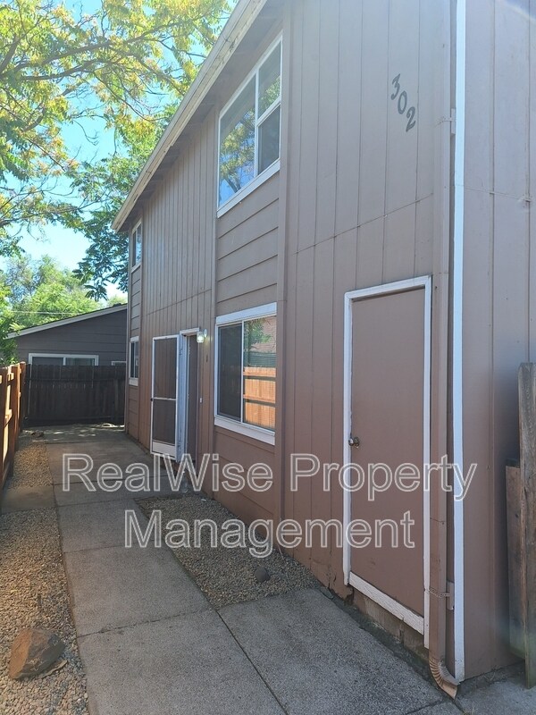 Building Photo - 302 Edwards St