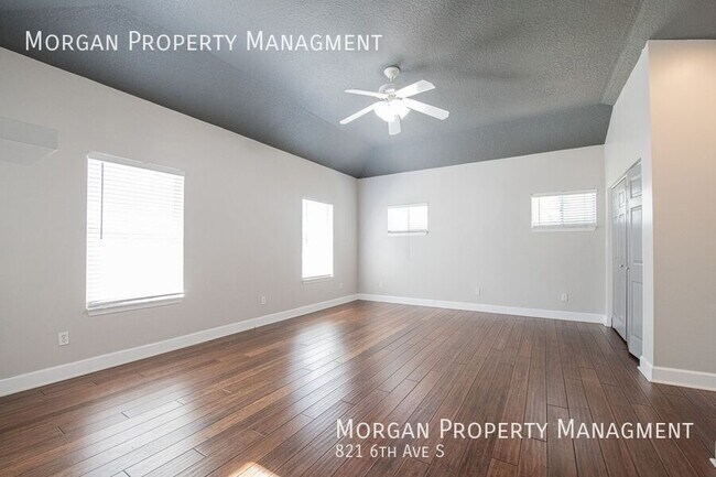 Building Photo - Amazing Freshly Painted Jacksonville Beach...