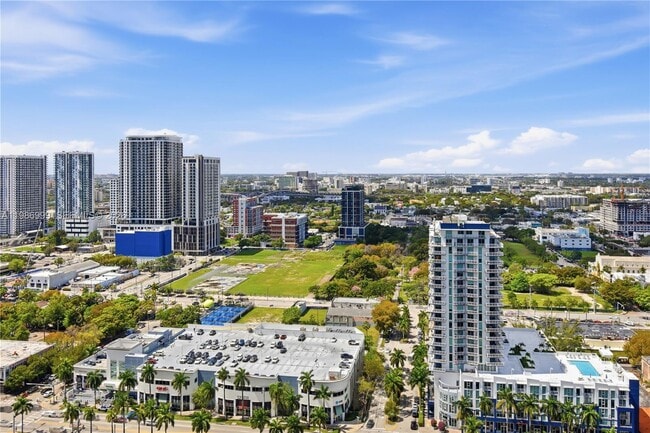 Building Photo - 1800 N Bayshore Dr