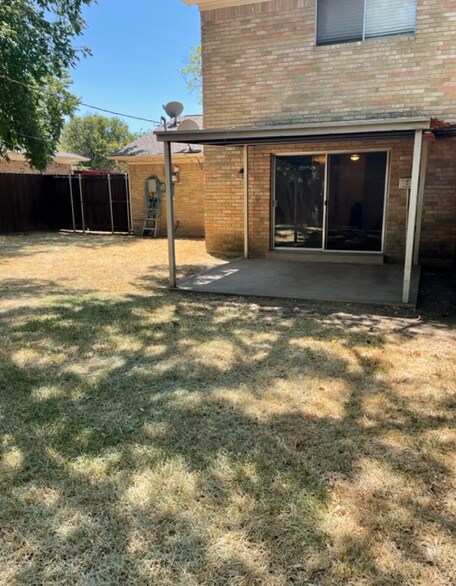 Building Photo - 1804 Camelot Cv