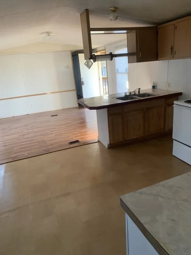 Building Photo - 3 Bedroom 2 bathroom