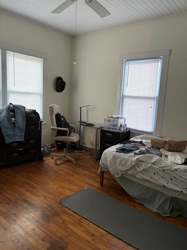 Building Photo - 3 Bedroom home near downtown and campus.