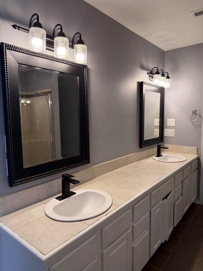 Building Photo - 1270 Skyview Dr