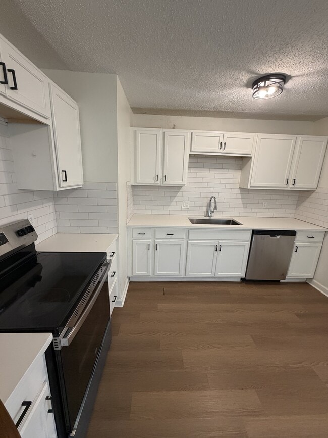 Building Photo - 11000 Ewing Ave