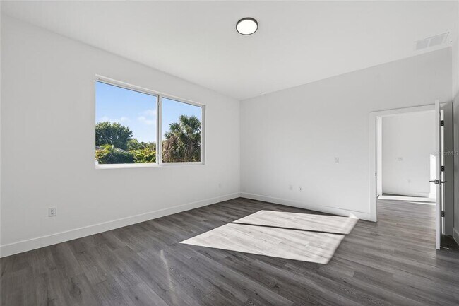 Building Photo - 511 Sweetwater Dr