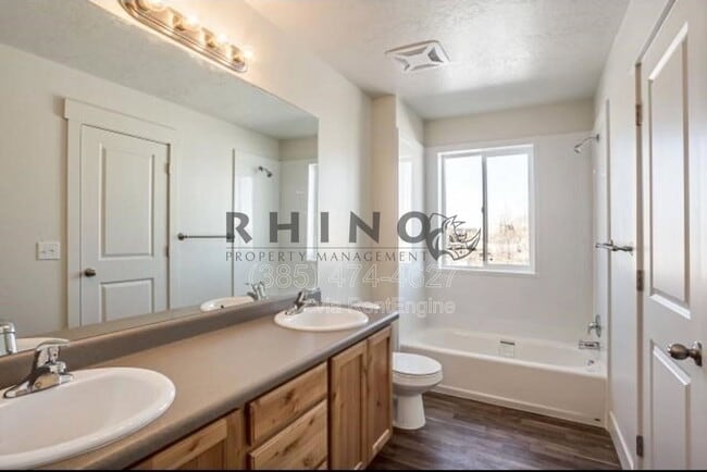 Building Photo - 834 Lennox St