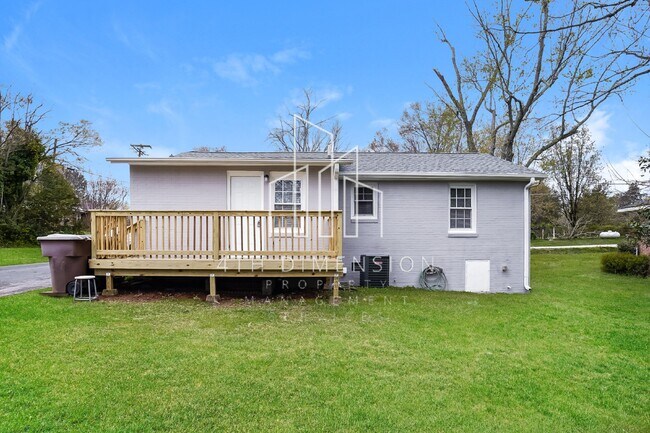 Building Photo - Charming 3 Bed Home with Spacious Layout i...