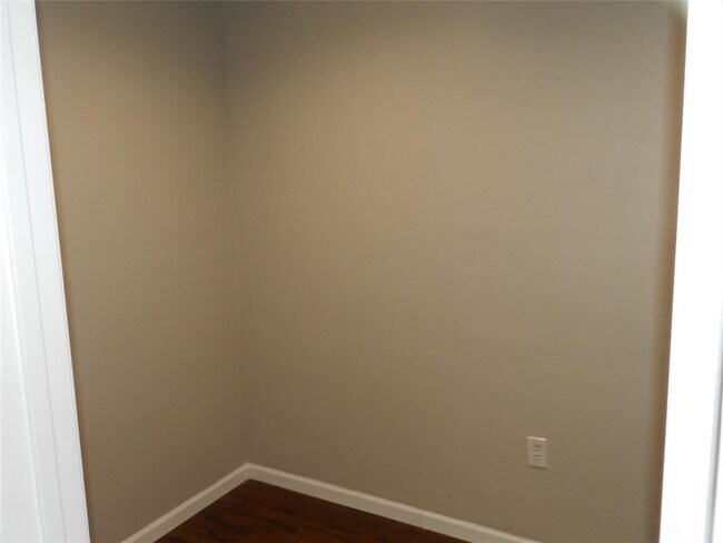 Building Photo - 6031 Ridgeway Dr