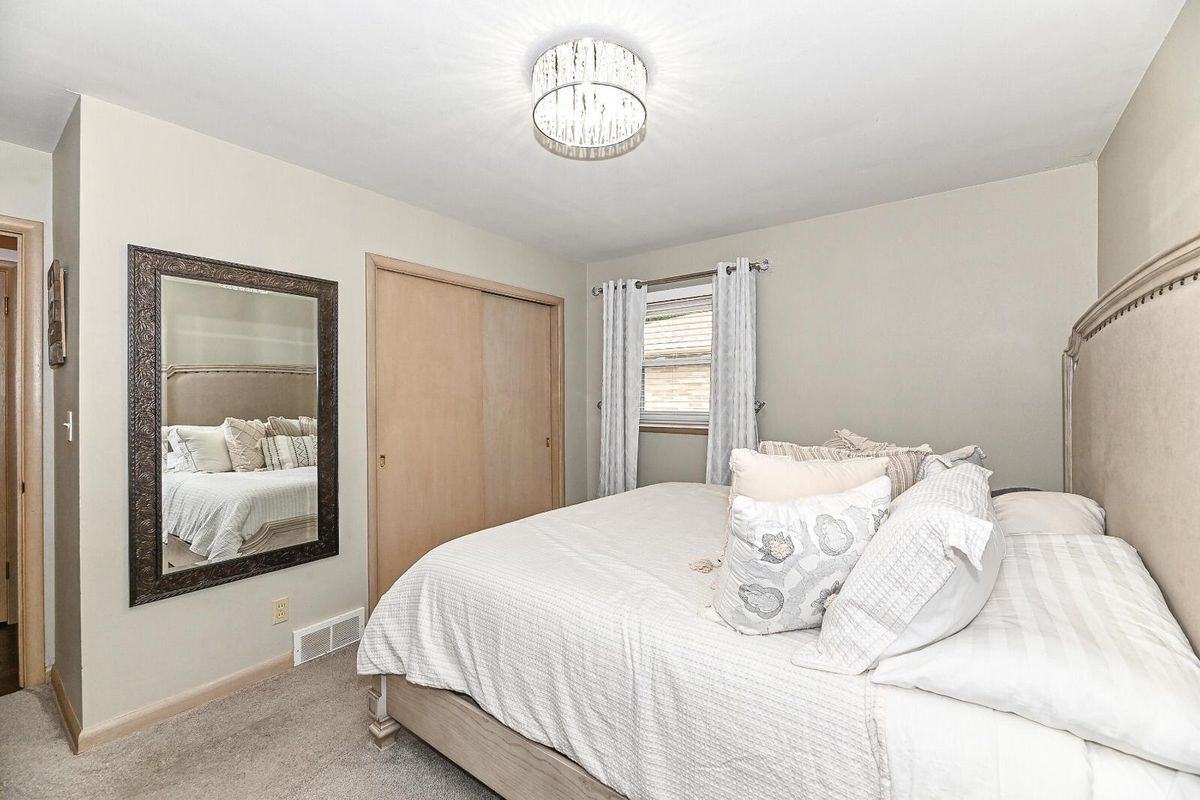 Building Photo - 1208 Montclair Dr