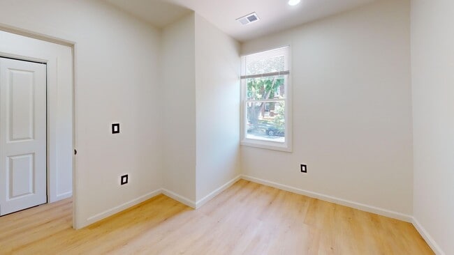 Building Photo - 1318 Holbrook St NE