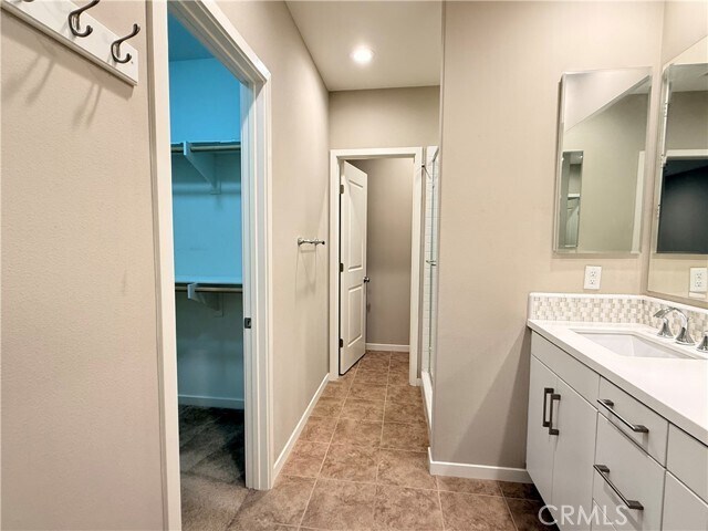 Building Photo - 100 Excursion