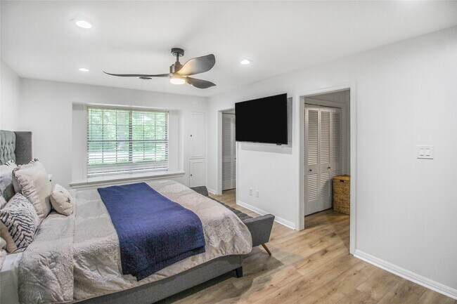 Building Photo - 536 Oak Dr