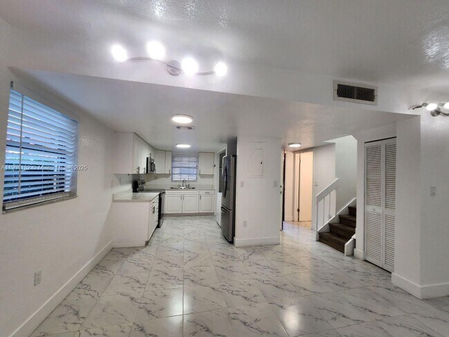 Building Photo - 5100 W 12th Ln