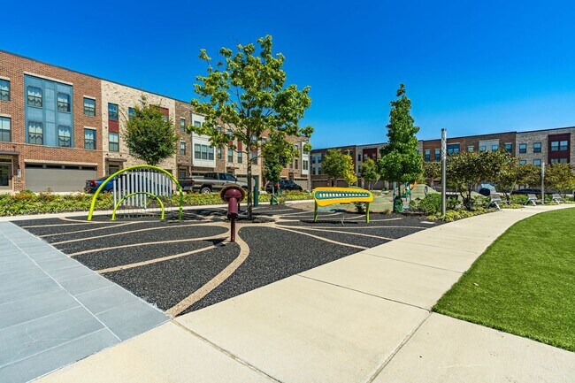 Building Photo - Modern 3 BR Townhome in Village of Towne Square Includes Trash, Cable/internet and Landscaping!