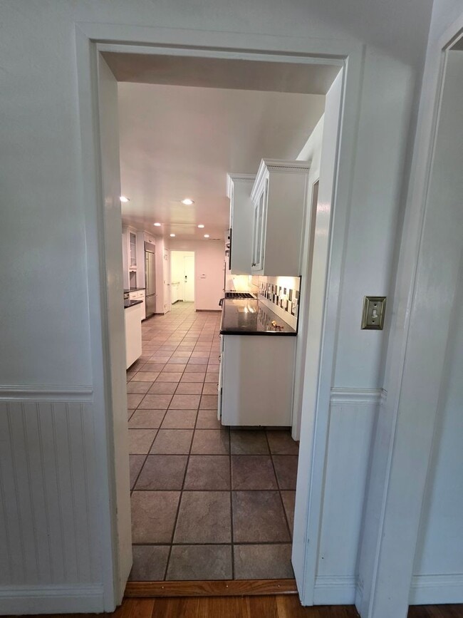 Building Photo - 2 bedroom 2 bathroom with brand new A/C un...
