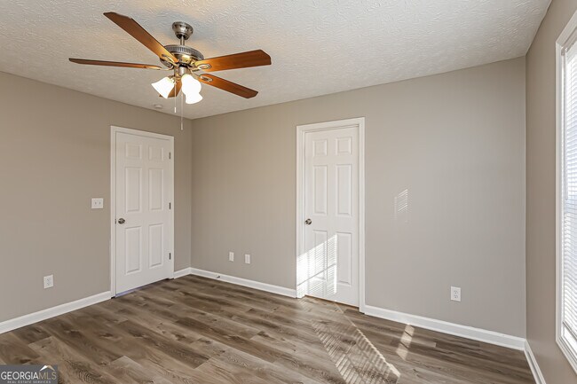Building Photo - 3957 Edgebrook Dr