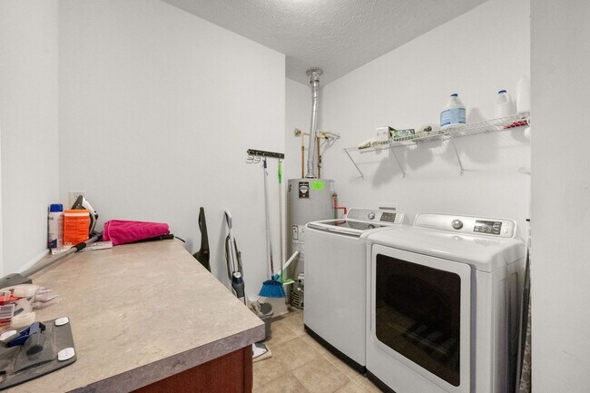 Building Photo - Gorgeous 3-bedroom, 2-bathroom ranch-style home