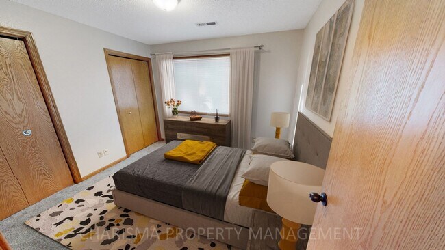 Building Photo - 3 BEDROOM, 2 BATH WALK IN TOWNHOME, ATTACH...