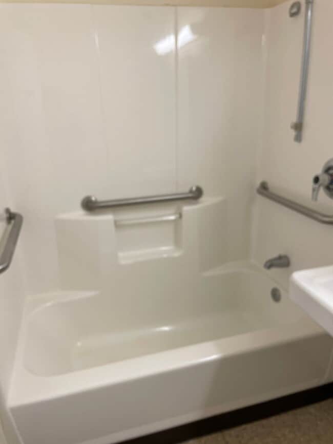 Building Photo - Cute 1 Bedroom Apartment in Senior Building