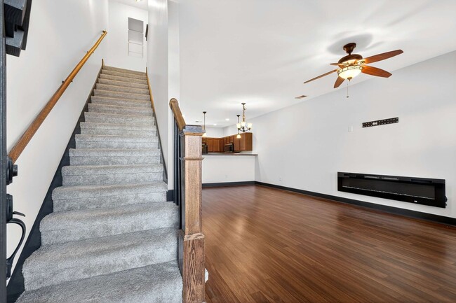 Building Photo - Great Location!