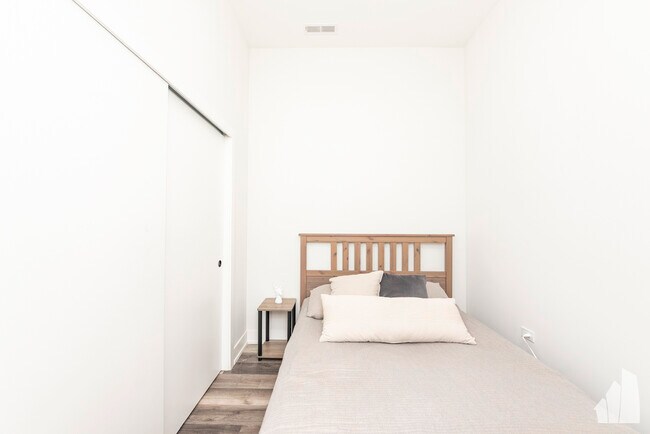 Building Photo - 2317 North Clark-208