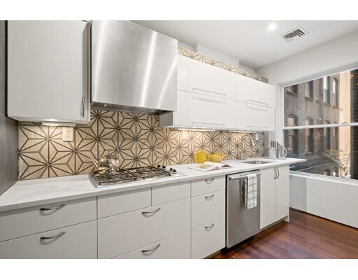 Building Photo - 1690 Washington St