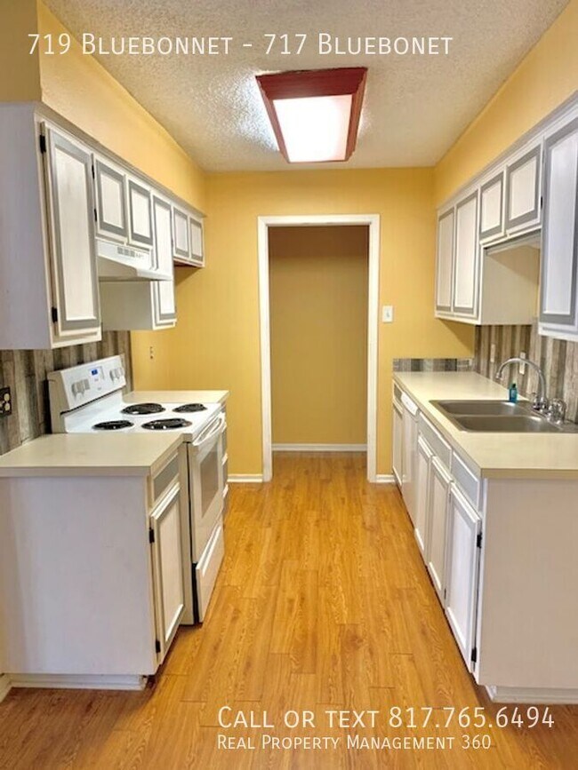 Building Photo - 719 Bluebonnet-717 Bluebonet