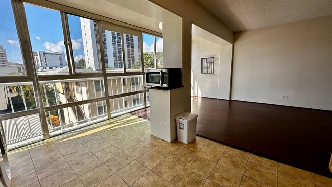 Building Photo - Available NOW - Spacious Studio, 1 Bath, w...