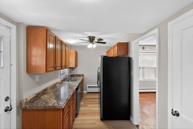 Building Photo - Spacious Townhome with driveway
