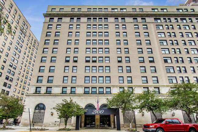Building Photo - 2100 N Lincoln Park W