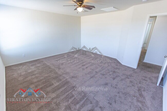 Building Photo - 5926 E Oasis Blvd