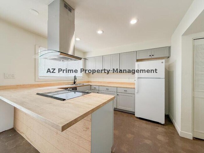 Building Photo - 4440 W Solano Dr N