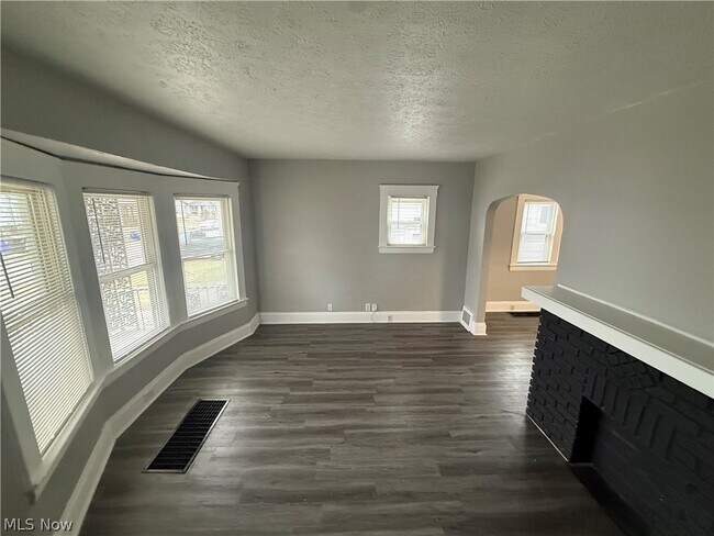 Building Photo - 3058 W 116th St