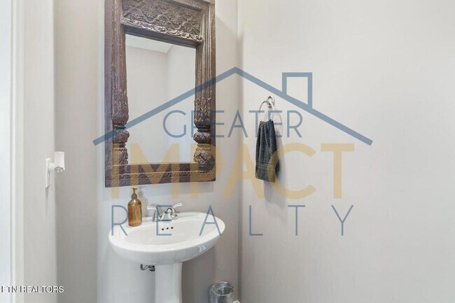 Building Photo - 129 Hackberry St