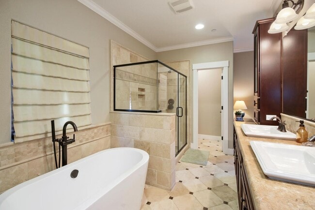 Building Photo - 4 Bed / 3.5 Bath | Crocker Village Brownst...