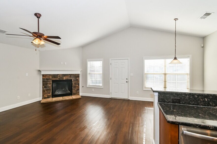 Building Photo - 2915 S Hartland