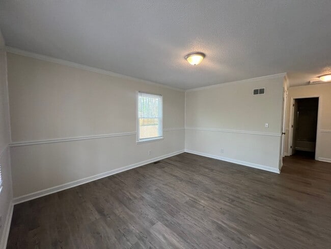 Building Photo - 3 Bedroom close to Uptown