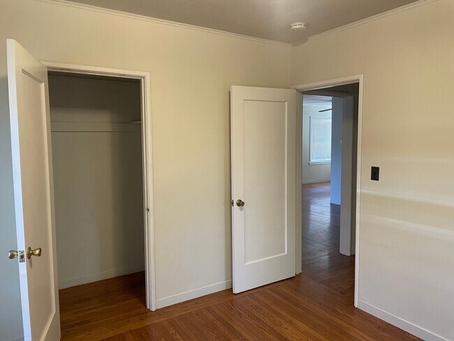 Building Photo - Two Bedroom 1 Bath in East Sacramento