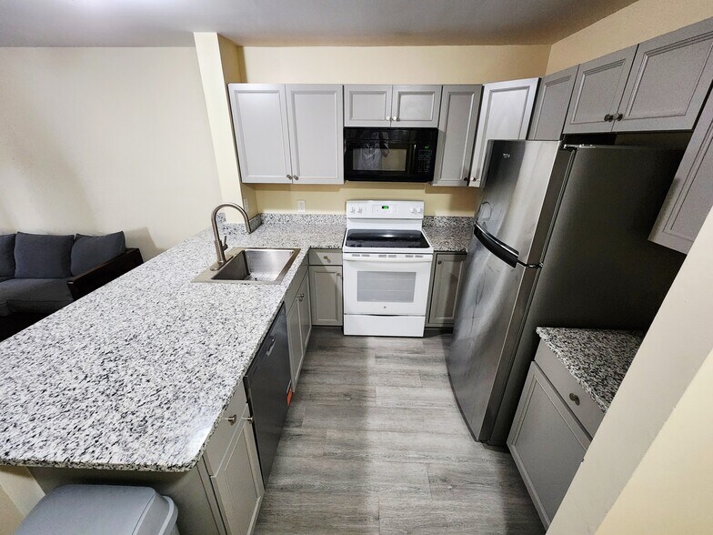 Kitchen - 1348 Hunters Rd