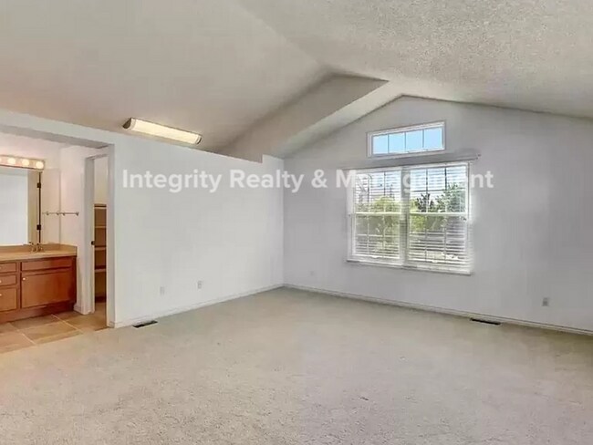 Building Photo - 3 Bed/3 Bath, 2,759 Sqft -9614 Pinebrook S...