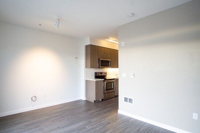 Building Photo - Modern + Chic Top Floor Studio Ready Early...