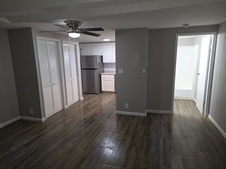 Building Photo - 734 N Country Acres Ave