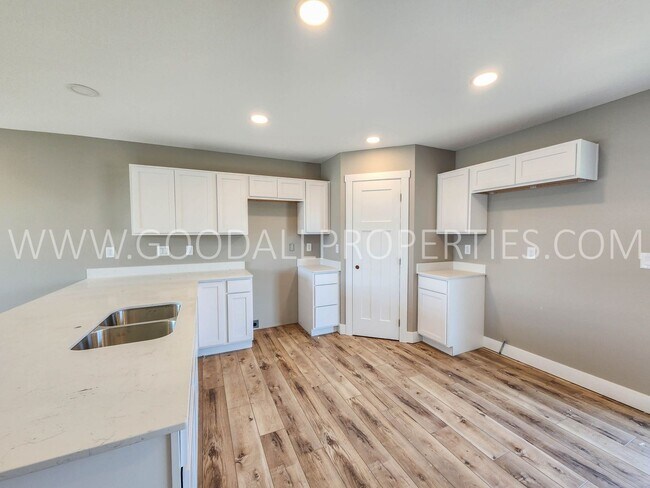 Building Photo - 6-Bedroom, 4-Bath Home in Waukee with Finished Basement & 3-Car Garage