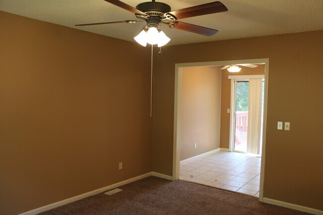 Building Photo - AVAILABLE NOW! Beautiful 3 Bedroom Home in...