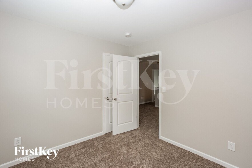 Building Photo - 4944 Rockwood Rd