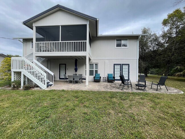 Building Photo - 1337 Center Ln