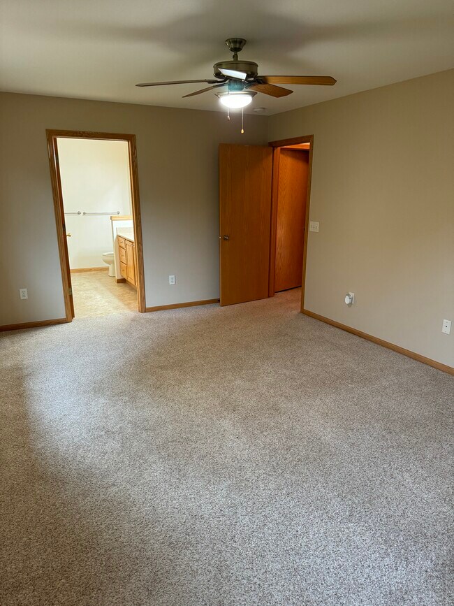 Building Photo - 506 Traveler Ln